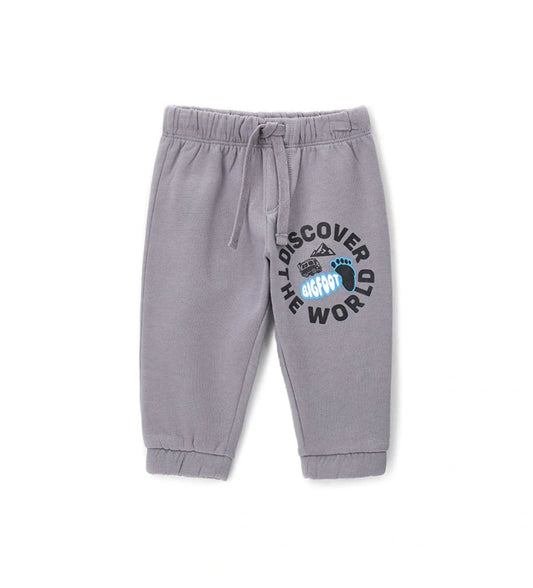 Γκρι παιδικό παντελόνι από ζεστό βαμβακερό fleece, ιδανικό για τις κρύες μέρες του χειμώνα. Διαθέτει ελαστική μέση με ρυθμιζόμενο κορδόνι, λάστιχο στο τελείωμα και πλαϊνό τύπωμα. Άνετο και πρακτικό, συνδυάζει στυλ και λειτουργικότητα για κάθε καθημερινή εμφάνιση.