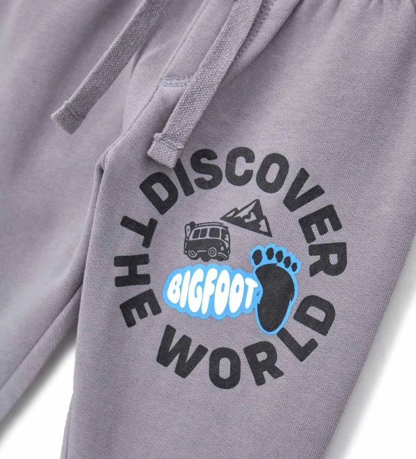 Γκρι παιδικό παντελόνι από ζεστό βαμβακερό fleece, ιδανικό για τις κρύες μέρες του χειμώνα. Διαθέτει ελαστική μέση με ρυθμιζόμενο κορδόνι, λάστιχο στο τελείωμα και πλαϊνό τύπωμα. Άνετο και πρακτικό, συνδυάζει στυλ και λειτουργικότητα για κάθε καθημερινή εμφάνιση.