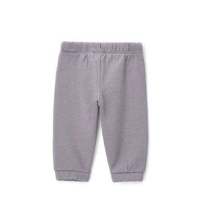 Γκρι παιδικό παντελόνι από ζεστό βαμβακερό fleece, ιδανικό για τις κρύες μέρες του χειμώνα. Διαθέτει ελαστική μέση με ρυθμιζόμενο κορδόνι, λάστιχο στο τελείωμα και πλαϊνό τύπωμα. Άνετο και πρακτικό, συνδυάζει στυλ και λειτουργικότητα για κάθε καθημερινή εμφάνιση.