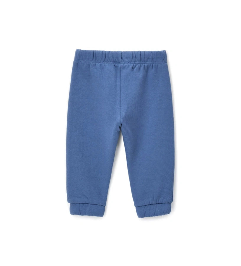 Μπλε παιδικό παντελόνι από ζεστό βαμβακερό fleece, ιδανικό για τον χειμώνα. Διαθέτει ελαστική μέση με ρυθμιζόμενο κορδόνι, λάστιχο στο τελείωμα και πλαϊνό τύπωμα. Άνετο και μοντέρνο, προσφέρει πρακτικότητα και στυλ στις καθημερινές εμφανίσεις των παιδιών.