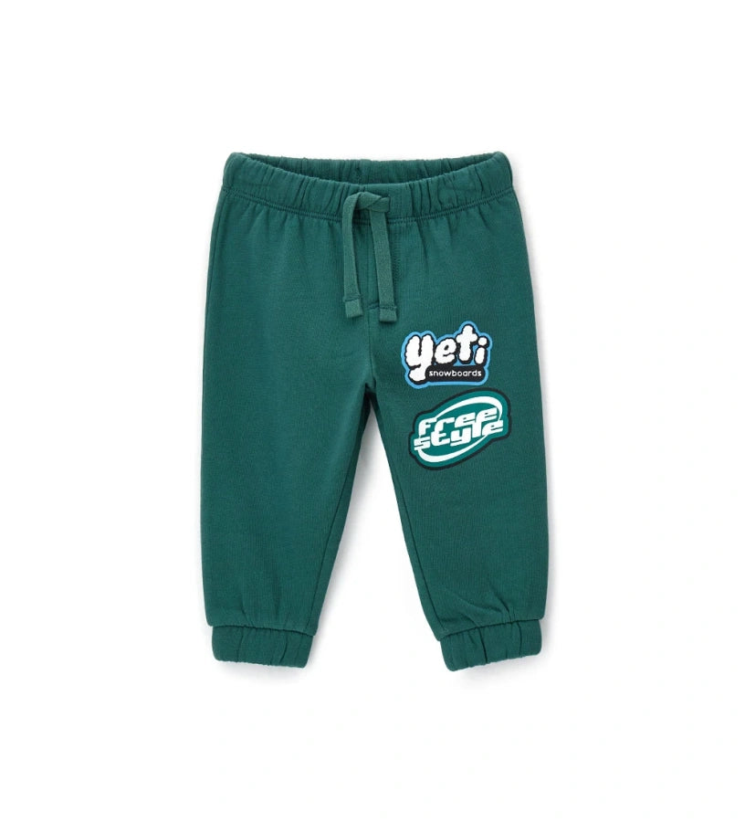 Πράσινο παιδικό παντελόνι από ζεστό βαμβακερό fleece, ιδανικό για τον χειμώνα. Διαθέτει ελαστική μέση με ρυθμιζόμενο κορδόνι, λάστιχο στο τελείωμα και πλαϊνό τύπωμα. Άνετο και πρακτικό, προσφέρει μοντέρνο casual στυλ για καθημερινές εμφανίσεις.