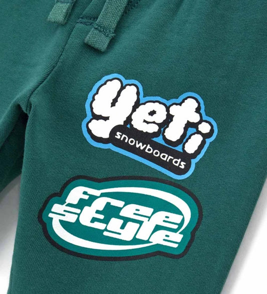 Πράσινο παιδικό παντελόνι από ζεστό βαμβακερό fleece, ιδανικό για τον χειμώνα. Διαθέτει ελαστική μέση με ρυθμιζόμενο κορδόνι, λάστιχο στο τελείωμα και πλαϊνό τύπωμα. Άνετο και πρακτικό, προσφέρει μοντέρνο casual στυλ για καθημερινές εμφανίσεις.