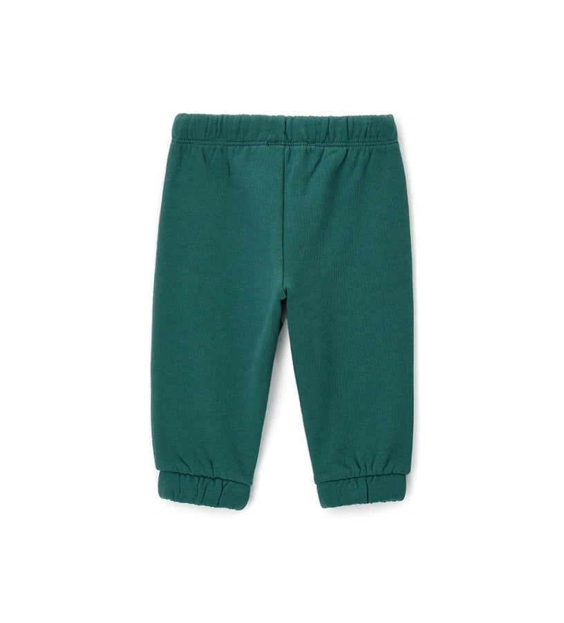 Πράσινο παιδικό παντελόνι από ζεστό βαμβακερό fleece, ιδανικό για τον χειμώνα. Διαθέτει ελαστική μέση με ρυθμιζόμενο κορδόνι, λάστιχο στο τελείωμα και πλαϊνό τύπωμα. Άνετο και πρακτικό, προσφέρει μοντέρνο casual στυλ για καθημερινές εμφανίσεις.