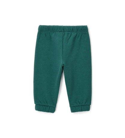 Πράσινο παιδικό παντελόνι από ζεστό βαμβακερό fleece, ιδανικό για τον χειμώνα. Διαθέτει ελαστική μέση με ρυθμιζόμενο κορδόνι, λάστιχο στο τελείωμα και πλαϊνό τύπωμα. Άνετο και πρακτικό, προσφέρει μοντέρνο casual στυλ για καθημερινές εμφανίσεις.