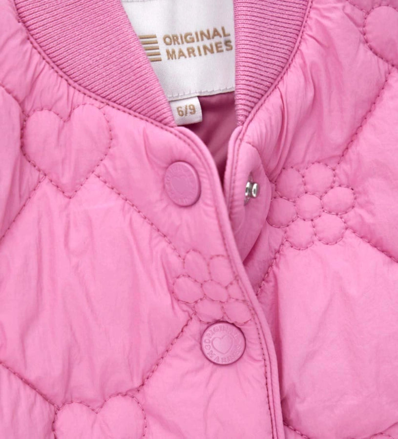 Κοντινό πλάνο στον ριμπ γιακά και τα κουμπιά-σούστες με το λογότυπο της Original Marines.