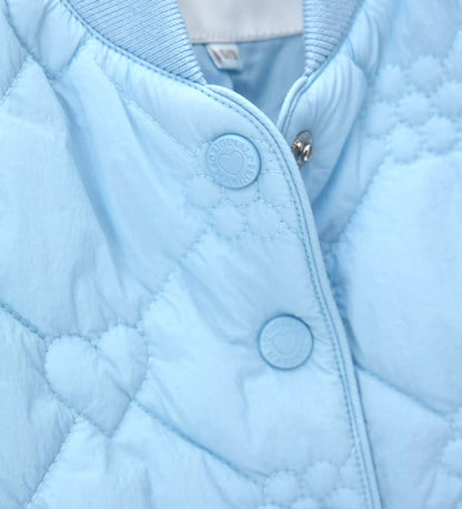 Κοντινό πλάνο στον ριμπ γιακά και τα κουμπιά-σούστες με το λογότυπο της Original Marines.