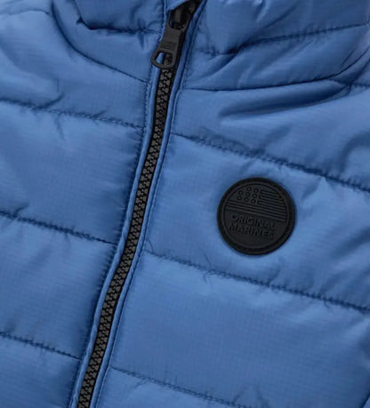 Λεπτομέρεια από την τσέπη με φερμουάρ και το ripstop ύφασμα του παιδικού γιλέκου.