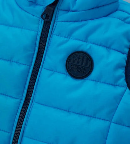 Λεπτομέρεια από το rubber patch και το φερμουάρ στο παιδικό αμάνικο γιλέκο.