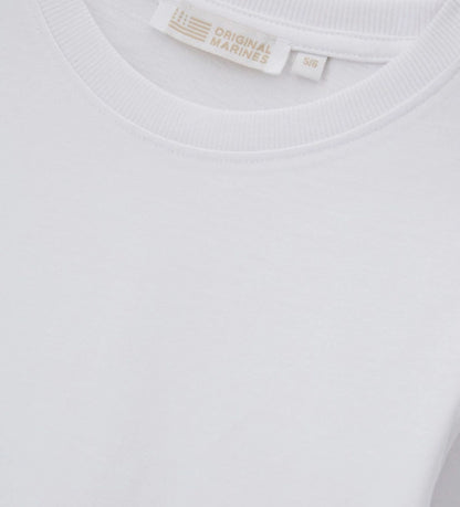 Μπλούζα με μακριά μανίκια από απαλό βαμβακερό ζέρσεϊ, ιδανική για καθημερινή άνεση. Η στρογγυλή λαιμόκοψη με ριμπ ύφανση προσθέτει στυλ και πρακτικότητα στην εμφάνιση.