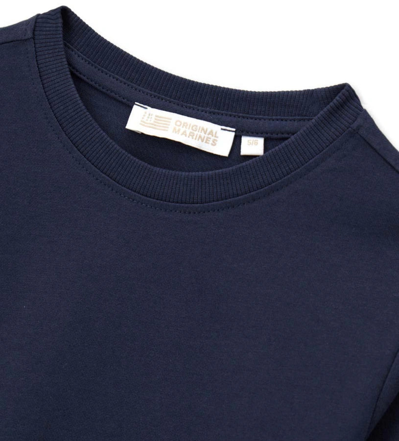 Μπλούζα με μακριά μανίκια από απαλό βαμβακερό ζέρσεϊ, ιδανική για καθημερινή άνεση. Η στρογγυλή λαιμόκοψη με ριμπ ύφανση προσθέτει στυλ και πρακτικότητα στην εμφάνιση.