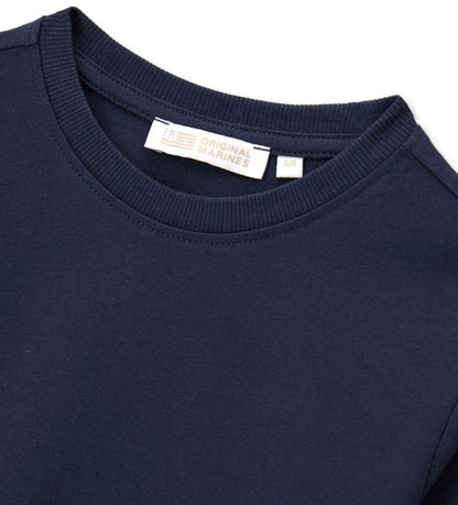 Μπλούζα με μακριά μανίκια από απαλό βαμβακερό ζέρσεϊ, ιδανική για καθημερινή άνεση. Η στρογγυλή λαιμόκοψη με ριμπ ύφανση προσθέτει στυλ και πρακτικότητα στην εμφάνιση.