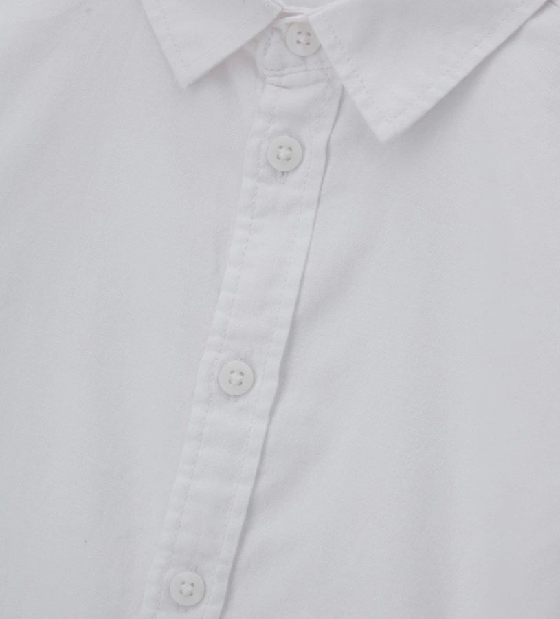 Λεπτομέρεια από την ύφανση Oxford και τα κουμπιά στο αγορίστικο πουκάμισο.