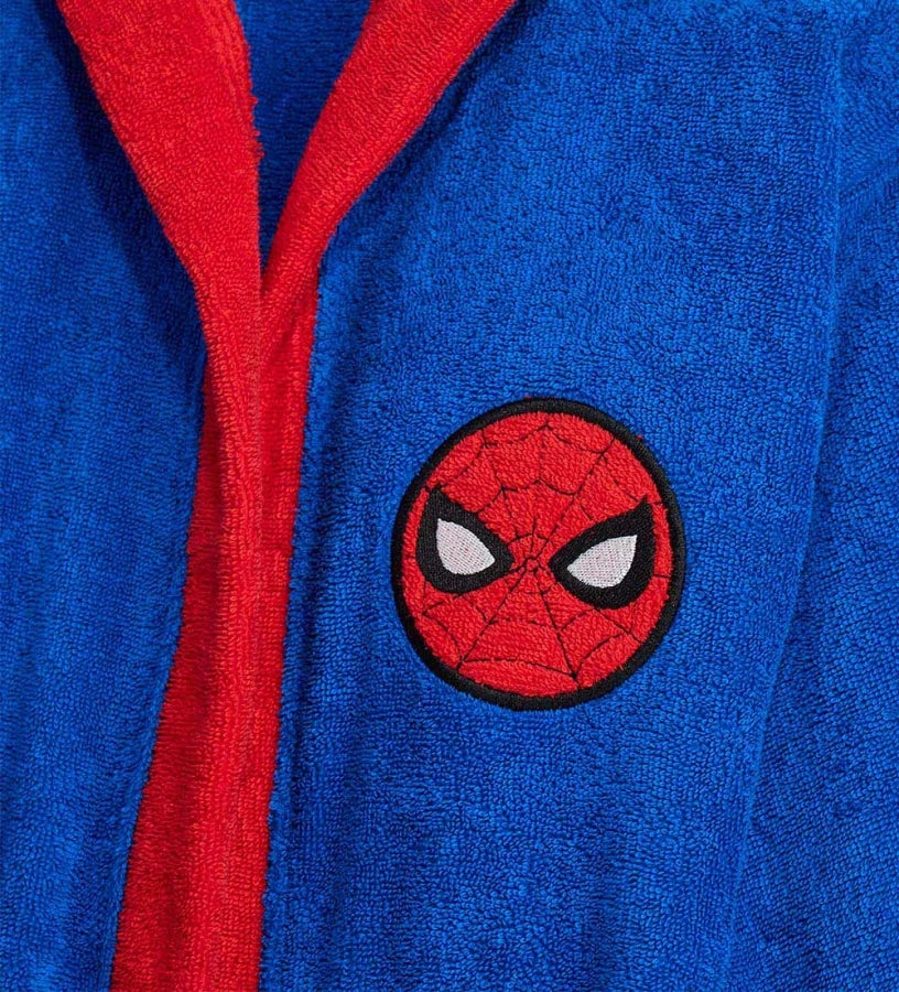 Λεπτομέρεια από το κέντημα του Spider-Man στην κουκούλα του παιδικού μπουρνουζιού.