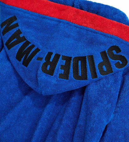 Το χρωματιστό ρέλι και η ζώνη στο βαμβακερό μπουρνούζι Spider-Man για αγόρια.