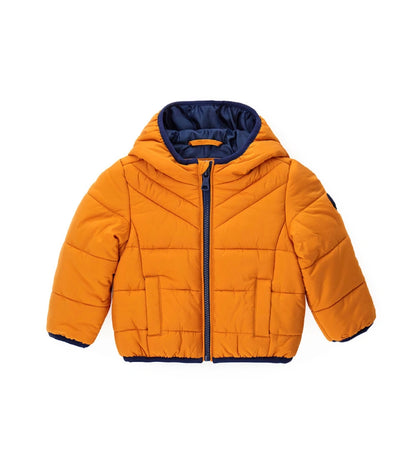 Παιδικό καπιτονέ μπουφάν από ανθεκτικό ripstop νάιλον με κουκούλα και εσωτερικό σε αντίθεση χρώμα. Διαθέτει άνοιγμα με φερμουάρ, τσέπες με κουμπιά-σούστες και ελαστικά τελειώματα για καλύτερη εφαρμογή. Ζεστό, πρακτικό και μοντέρνο, ιδανικό για τις χειμερινές περιπέτειες των παιδιών.