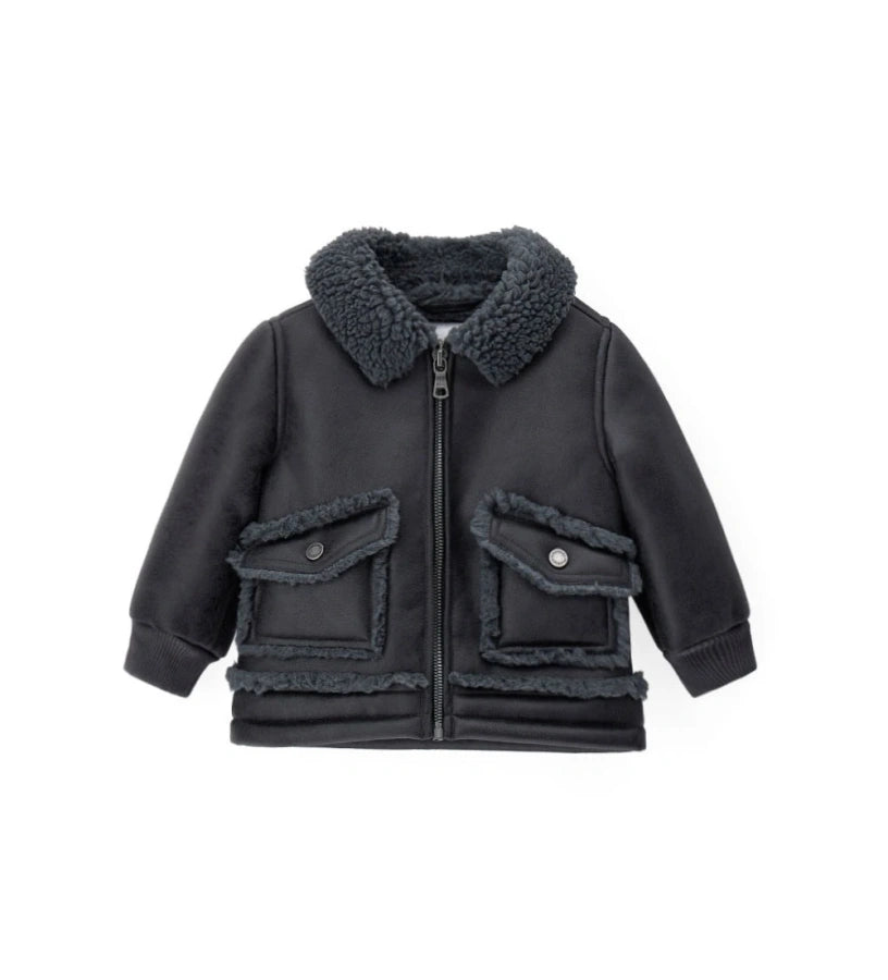 Παιδικό μπουφάν από ψεύτικο δέρμα προβάτου με φινιρίσματα σε ακατέργαστο στυλ, κομψό και ζεστό. Διαθέτει άνοιγμα με φερμουάρ, μπροστινές τσέπες με κουμπιά-σούστες και ριμπ μανσέτες. Ιδανικό για στιλάτες χειμερινές εμφανίσεις με άνεση και χαρακτήρα.