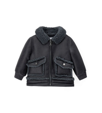 Παιδικό μπουφάν από ψεύτικο δέρμα προβάτου με φινιρίσματα σε ακατέργαστο στυλ, κομψό και ζεστό. Διαθέτει άνοιγμα με φερμουάρ, μπροστινές τσέπες με κουμπιά-σούστες και ριμπ μανσέτες. Ιδανικό για στιλάτες χειμερινές εμφανίσεις με άνεση και χαρακτήρα.