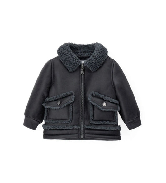 Παιδικό μπουφάν από ψεύτικο δέρμα προβάτου με φινιρίσματα σε ακατέργαστο στυλ, κομψό και ζεστό. Διαθέτει άνοιγμα με φερμουάρ, μπροστινές τσέπες με κουμπιά-σούστες και ριμπ μανσέτες. Ιδανικό για στιλάτες χειμερινές εμφανίσεις με άνεση και χαρακτήρα.