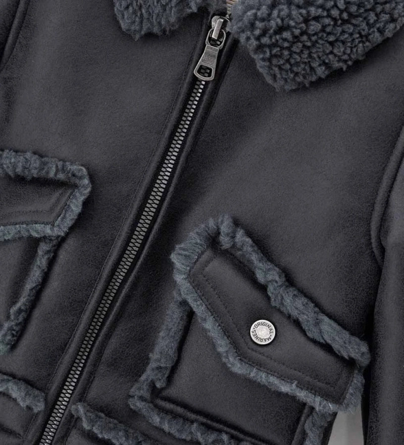 Παιδικό μπουφάν από ψεύτικο δέρμα προβάτου με φινιρίσματα σε ακατέργαστο στυλ, κομψό και ζεστό. Διαθέτει άνοιγμα με φερμουάρ, μπροστινές τσέπες με κουμπιά-σούστες και ριμπ μανσέτες. Ιδανικό για στιλάτες χειμερινές εμφανίσεις με άνεση και χαρακτήρα.
