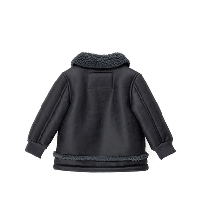 Παιδικό μπουφάν από ψεύτικο δέρμα προβάτου με φινιρίσματα σε ακατέργαστο στυλ, κομψό και ζεστό. Διαθέτει άνοιγμα με φερμουάρ, μπροστινές τσέπες με κουμπιά-σούστες και ριμπ μανσέτες. Ιδανικό για στιλάτες χειμερινές εμφανίσεις με άνεση και χαρακτήρα.