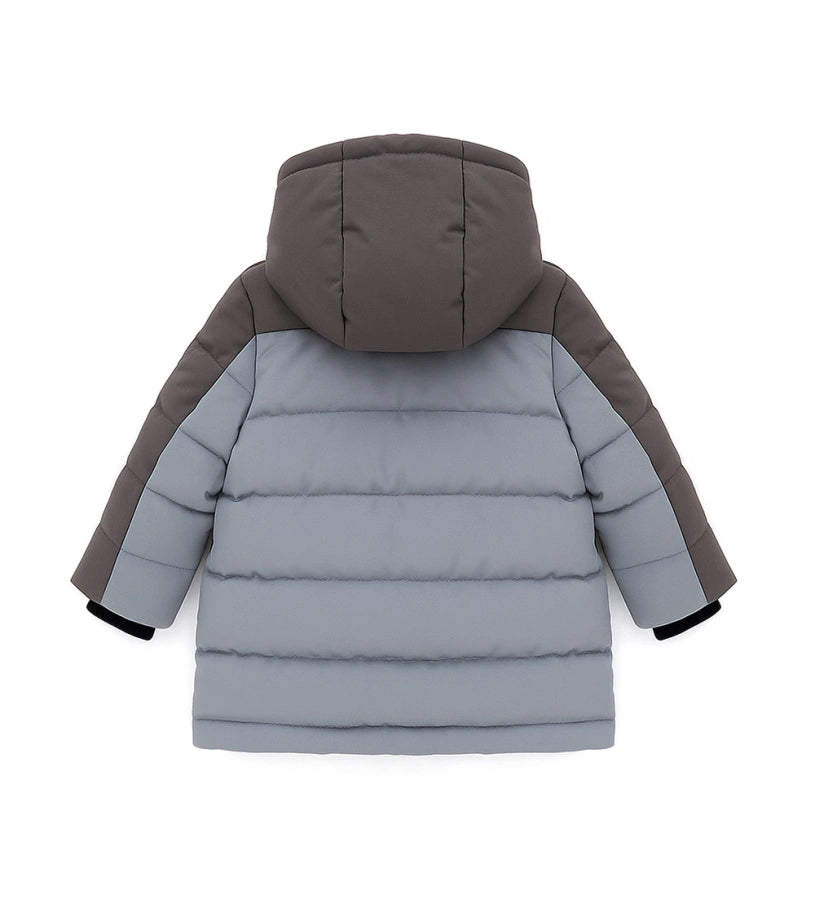 Παιδικό παρκά με κουκούλα από καπιτονέ και επενδυμένο νάιλον, με εσωτερικές λεπτομέρειες από ζεστή οικολογική γούνα για περισσότερη άνεση. Διαθέτει άνοιγμα με φερμουάρ και κουμπιά-σούστες, διακοσμητικές τσέπες με φερμουάρ και ριμπ μανσέτες. Ένα κομψό και πρακτικό μπουφάν, ιδανικό για τις κρύες χειμερινές μέρες.