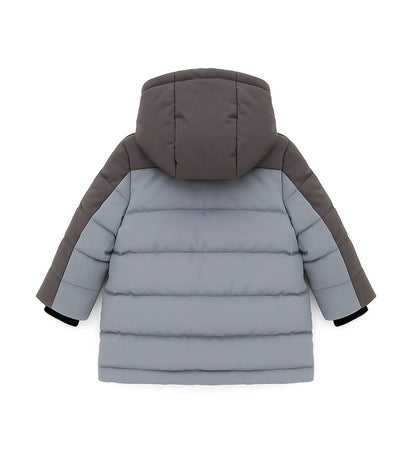 Παιδικό παρκά με κουκούλα από καπιτονέ και επενδυμένο νάιλον, με εσωτερικές λεπτομέρειες από ζεστή οικολογική γούνα για περισσότερη άνεση. Διαθέτει άνοιγμα με φερμουάρ και κουμπιά-σούστες, διακοσμητικές τσέπες με φερμουάρ και ριμπ μανσέτες. Ένα κομψό και πρακτικό μπουφάν, ιδανικό για τις κρύες χειμερινές μέρες.