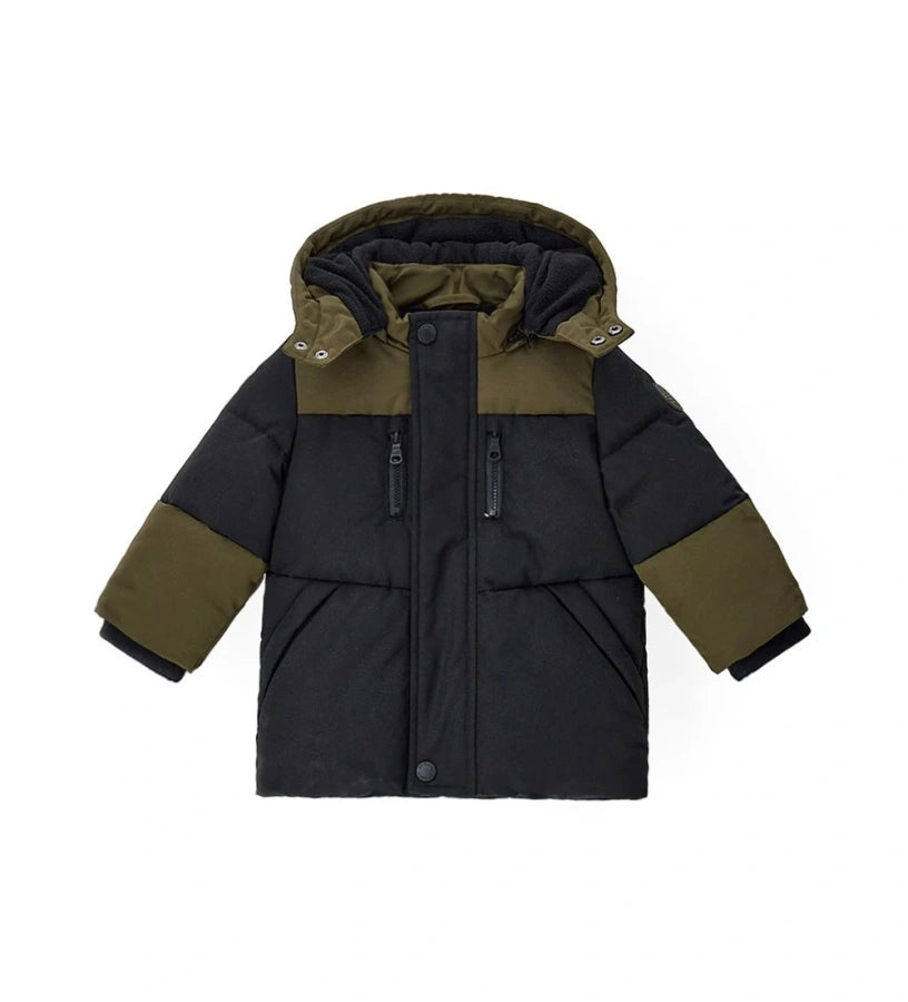 Παιδικό παρκά με κουκούλα από καπιτονέ και επενδυμένο νάιλον, με εσωτερικές λεπτομέρειες από ζεστό fleece για επιπλέον άνεση. Διαθέτει άνοιγμα με φερμουάρ και κουμπιά-σούστες, διακοσμητικές τσέπες με φερμουάρ και ριμπ μανσέτες. Ζεστό, πρακτικό και στιλάτο, ιδανικό για τις κρύες μέρες του χειμώνα.