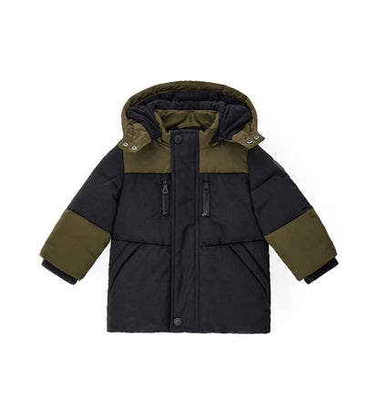 Παιδικό παρκά με κουκούλα από καπιτονέ και επενδυμένο νάιλον, με εσωτερικές λεπτομέρειες από ζεστό fleece για επιπλέον άνεση. Διαθέτει άνοιγμα με φερμουάρ και κουμπιά-σούστες, διακοσμητικές τσέπες με φερμουάρ και ριμπ μανσέτες. Ζεστό, πρακτικό και στιλάτο, ιδανικό για τις κρύες μέρες του χειμώνα.