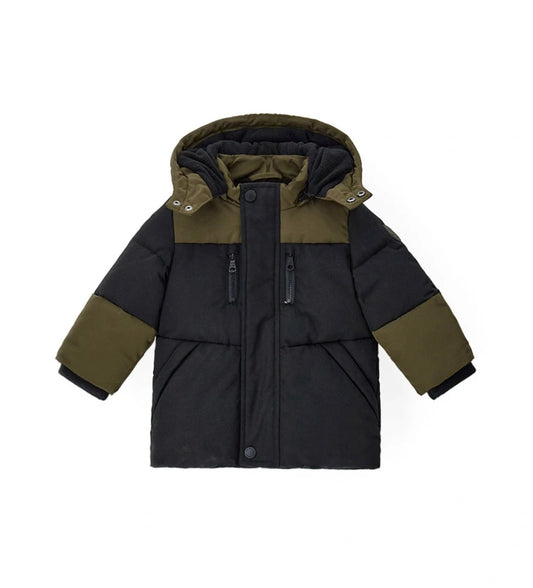 Παιδικό παρκά με κουκούλα από καπιτονέ και επενδυμένο νάιλον, με εσωτερικές λεπτομέρειες από ζεστό fleece για επιπλέον άνεση. Διαθέτει άνοιγμα με φερμουάρ και κουμπιά-σούστες, διακοσμητικές τσέπες με φερμουάρ και ριμπ μανσέτες. Ζεστό, πρακτικό και στιλάτο, ιδανικό για τις κρύες μέρες του χειμώνα.