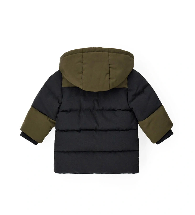 Παιδικό παρκά με κουκούλα από καπιτονέ και επενδυμένο νάιλον, με εσωτερικές λεπτομέρειες από ζεστό fleece για επιπλέον άνεση. Διαθέτει άνοιγμα με φερμουάρ και κουμπιά-σούστες, διακοσμητικές τσέπες με φερμουάρ και ριμπ μανσέτες. Ζεστό, πρακτικό και στιλάτο, ιδανικό για τις κρύες μέρες του χειμώνα.
