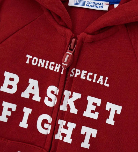 Βαμβακερό φούτερ με κουκούλα και ριμπ τελειώματα, ιδανικό για καθημερινή άνεση. Διαθέτει άνοιγμα με φερμουάρ, τσέπη καγκουρό και τύπωμα μπροστά, για ένα πρακτικό και μοντέρνο στυλ.