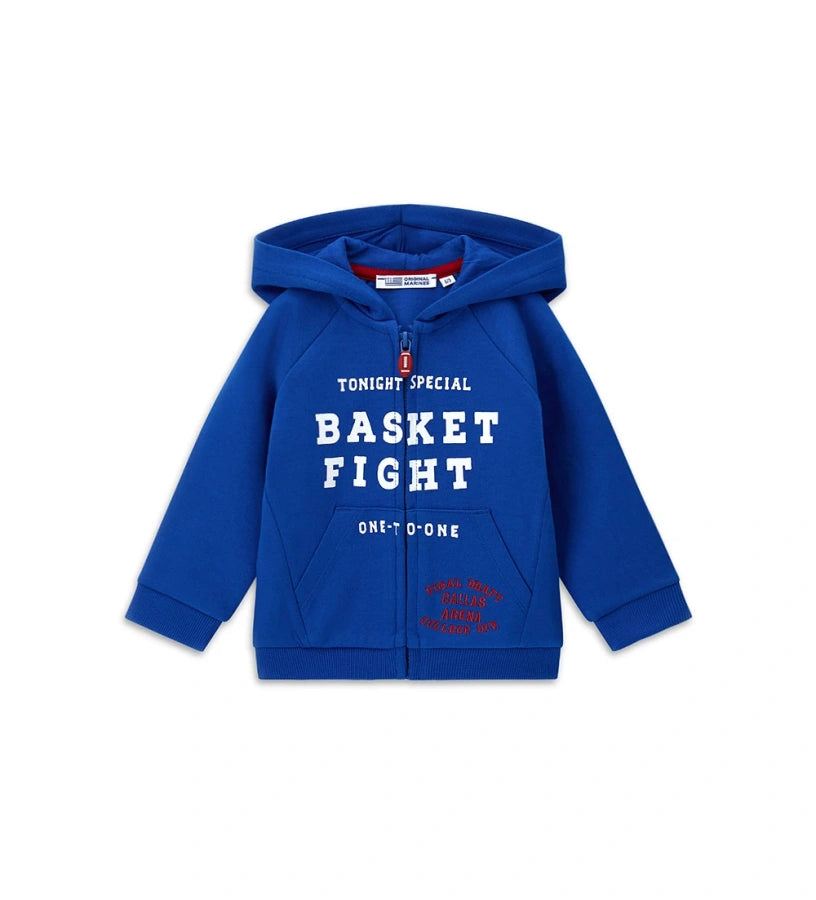 Βαμβακερό φούτερ με κουκούλα και ριμπ τελειώματα, ιδανικό για καθημερινή άνεση. Διαθέτει άνοιγμα με φερμουάρ, τσέπη καγκουρό και τύπωμα μπροστά, για ένα πρακτικό και μοντέρνο στυλ.