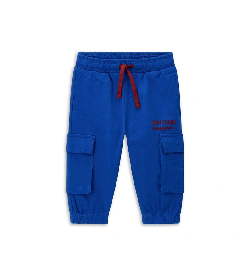 Φόρμα με ελαστικότητα και ρυθμιζόμενη μέση με κορδόνι, ιδανική για καθημερινή άνεση. Διαθέτει πρακτικές τσέπες στα πόδια και σχέδιο μπροστά για ένα δυναμικό και casual look.