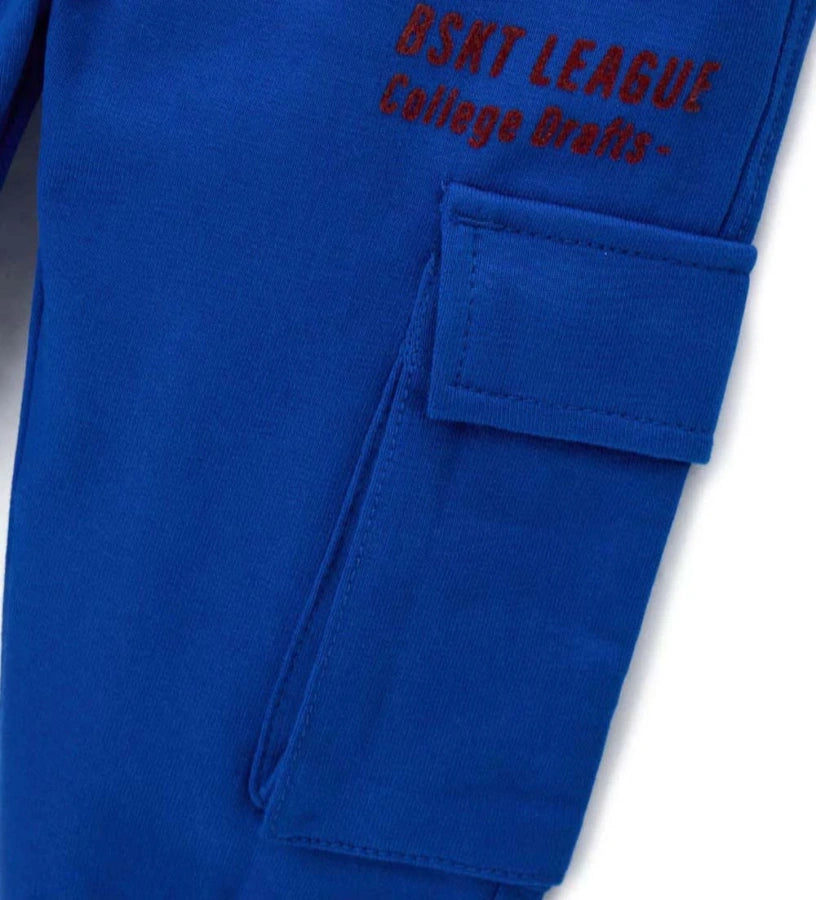 Φόρμα με ελαστικότητα και ρυθμιζόμενη μέση με κορδόνι, ιδανική για καθημερινή άνεση. Διαθέτει πρακτικές τσέπες στα πόδια και σχέδιο μπροστά για ένα δυναμικό και casual look.