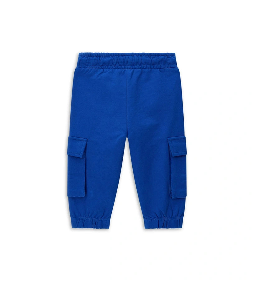 Φόρμα με ελαστικότητα και ρυθμιζόμενη μέση με κορδόνι, ιδανική για καθημερινή άνεση. Διαθέτει πρακτικές τσέπες στα πόδια και σχέδιο μπροστά για ένα δυναμικό και casual look.