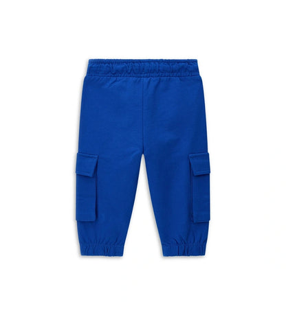 Φόρμα με ελαστικότητα και ρυθμιζόμενη μέση με κορδόνι, ιδανική για καθημερινή άνεση. Διαθέτει πρακτικές τσέπες στα πόδια και σχέδιο μπροστά για ένα δυναμικό και casual look.