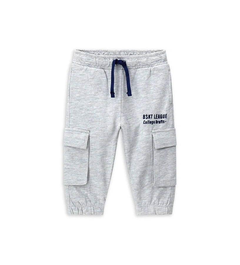 Φόρμα με ελαστικότητα και ρυθμιζόμενη μέση με κορδόνι, ιδανική για καθημερινή άνεση. Διαθέτει πρακτικές τσέπες στα πόδια και σχέδιο μπροστά για ένα δυναμικό και casual look.