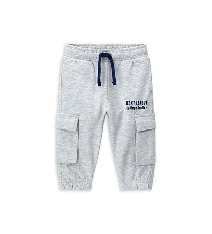 Φόρμα με ελαστικότητα και ρυθμιζόμενη μέση με κορδόνι, ιδανική για καθημερινή άνεση. Διαθέτει πρακτικές τσέπες στα πόδια και σχέδιο μπροστά για ένα δυναμικό και casual look.