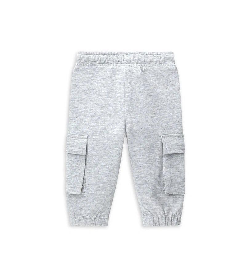 Φόρμα με ελαστικότητα και ρυθμιζόμενη μέση με κορδόνι, ιδανική για καθημερινή άνεση. Διαθέτει πρακτικές τσέπες στα πόδια και σχέδιο μπροστά για ένα δυναμικό και casual look.