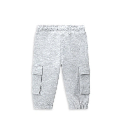 Φόρμα με ελαστικότητα και ρυθμιζόμενη μέση με κορδόνι, ιδανική για καθημερινή άνεση. Διαθέτει πρακτικές τσέπες στα πόδια και σχέδιο μπροστά για ένα δυναμικό και casual look.