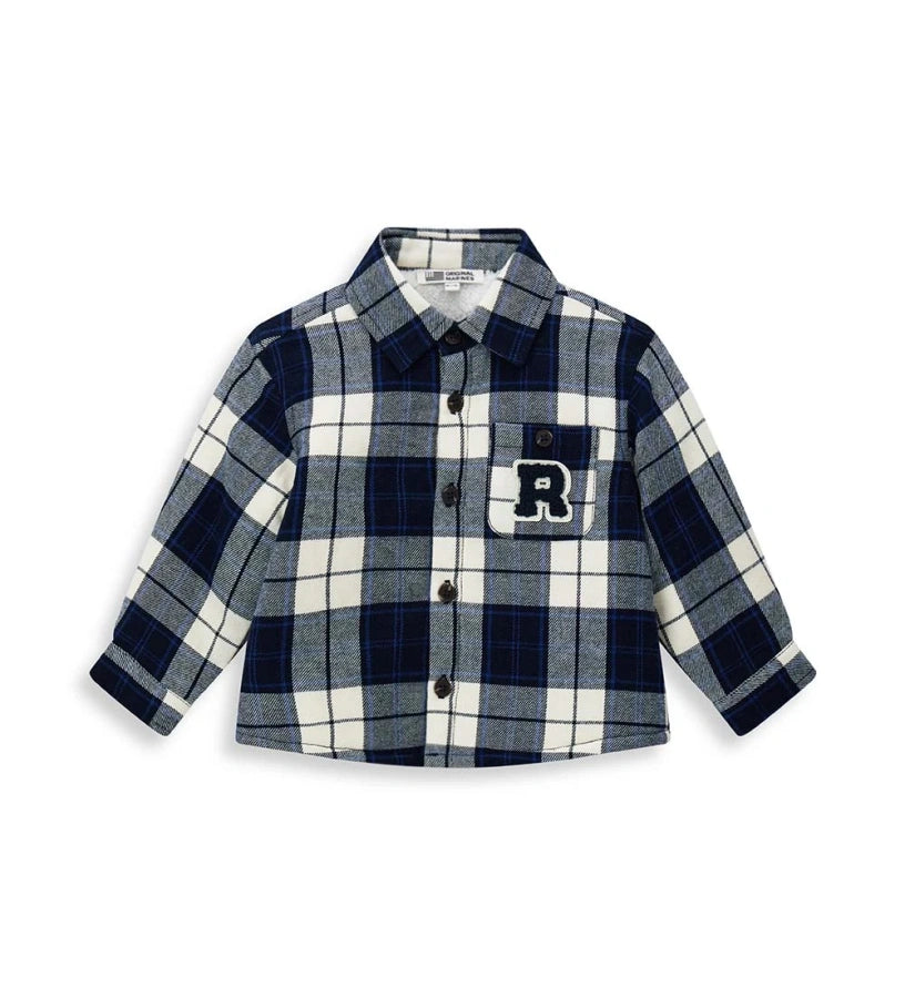 Μαλακό καρό πουκάμισο από φανέλα με εσωτερική γούνα, κλείσιμο με κουμπιά και κεντημένη τσέπη για μια απαλή και στιλάτη πινελιά.