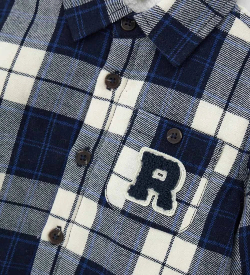 Μαλακό καρό πουκάμισο από φανέλα με εσωτερική γούνα, κλείσιμο με κουμπιά και κεντημένη τσέπη για μια απαλή και στιλάτη πινελιά.