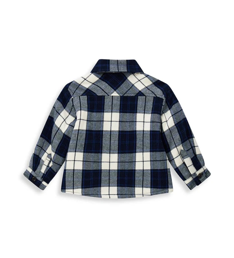 Μαλακό καρό πουκάμισο από φανέλα με εσωτερική γούνα, κλείσιμο με κουμπιά και κεντημένη τσέπη για μια απαλή και στιλάτη πινελιά.