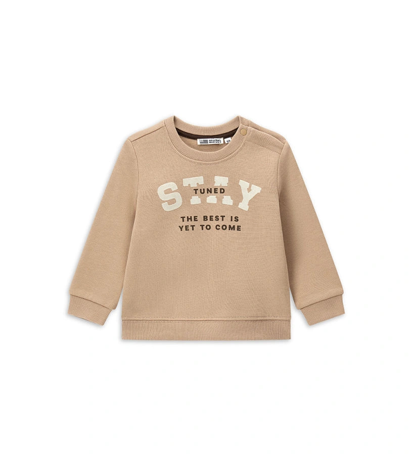 Παιδικό φούτερ από ζεστό βαμβάκι με στρογγυλή λαιμόκοψη και ριμπ τελειώματα, ιδανικό για άνεση και ευκολία στην κίνηση. Διακοσμημένο με τύπωμα στο μπροστινό μέρος. Για τα μικρότερα μεγέθη έως 2–3 ετών διαθέτει άνοιγμα με κουμπί-σούστα για εύκολο ντύσιμο και αλλαγή.