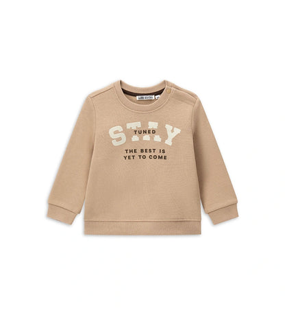 Παιδικό φούτερ από ζεστό βαμβάκι με στρογγυλή λαιμόκοψη και ριμπ τελειώματα, ιδανικό για άνεση και ευκολία στην κίνηση. Διακοσμημένο με τύπωμα στο μπροστινό μέρος. Για τα μικρότερα μεγέθη έως 2–3 ετών διαθέτει άνοιγμα με κουμπί-σούστα για εύκολο ντύσιμο και αλλαγή.