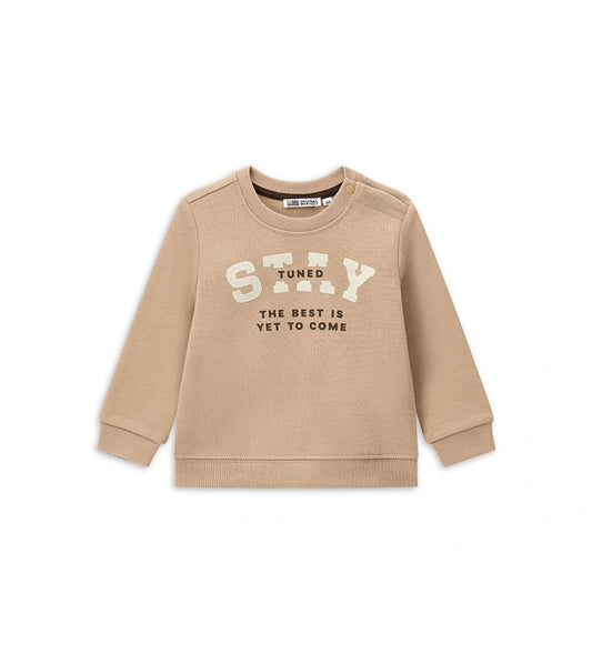 Παιδικό φούτερ από ζεστό βαμβάκι με στρογγυλή λαιμόκοψη και ριμπ τελειώματα, ιδανικό για άνεση και ευκολία στην κίνηση. Διακοσμημένο με τύπωμα στο μπροστινό μέρος. Για τα μικρότερα μεγέθη έως 2–3 ετών διαθέτει άνοιγμα με κουμπί-σούστα για εύκολο ντύσιμο και αλλαγή.