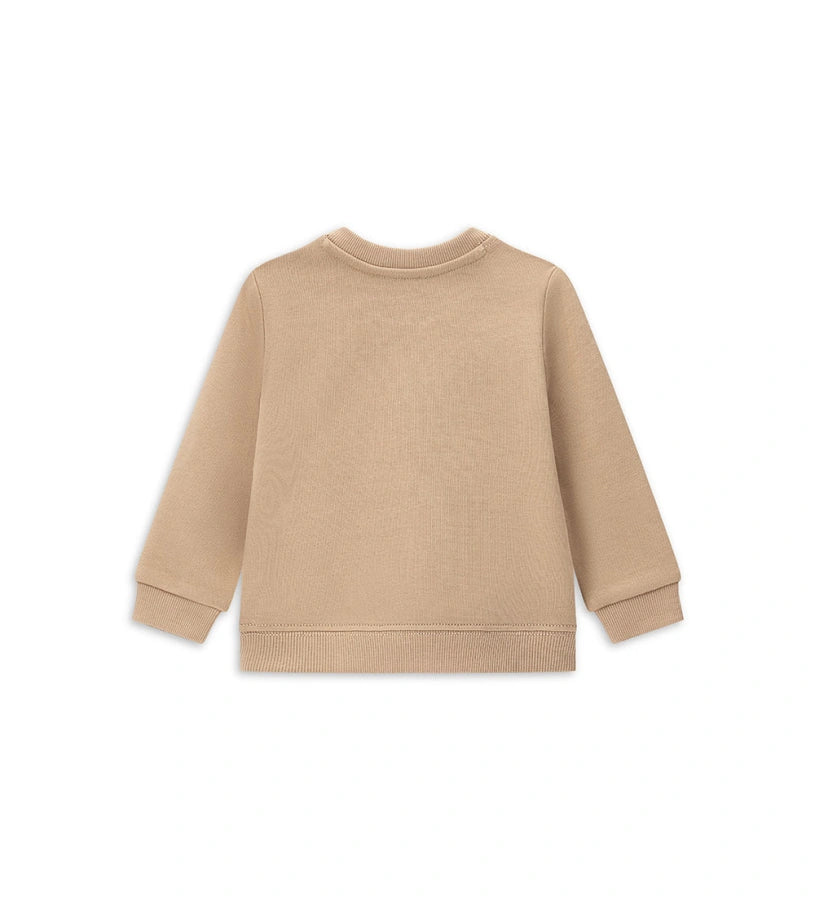 Παιδικό φούτερ από ζεστό βαμβάκι με στρογγυλή λαιμόκοψη και ριμπ τελειώματα, ιδανικό για άνεση και ευκολία στην κίνηση. Διακοσμημένο με τύπωμα στο μπροστινό μέρος. Για τα μικρότερα μεγέθη έως 2–3 ετών διαθέτει άνοιγμα με κουμπί-σούστα για εύκολο ντύσιμο και αλλαγή.