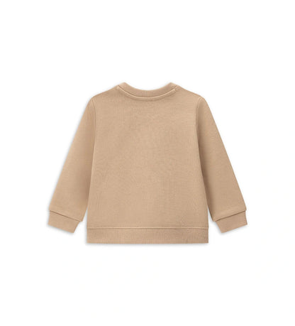 Παιδικό φούτερ από ζεστό βαμβάκι με στρογγυλή λαιμόκοψη και ριμπ τελειώματα, ιδανικό για άνεση και ευκολία στην κίνηση. Διακοσμημένο με τύπωμα στο μπροστινό μέρος. Για τα μικρότερα μεγέθη έως 2–3 ετών διαθέτει άνοιγμα με κουμπί-σούστα για εύκολο ντύσιμο και αλλαγή.