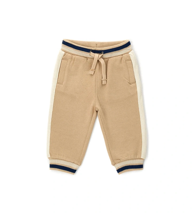Παιδικό παντελόνι φόρμας από ζεστό βαμβάκι με ρυθμιζόμενη μέση και κορδόνι για άνετη εφαρμογή. Διαθέτει ριμπ τελειώματα από νήμα βαφής και τύπωμα στο πίσω μέρος για μια μοντέρνα και στιλάτη πινελιά. Ιδανικό για casual και άνετες καθημερινές εμφανίσεις.