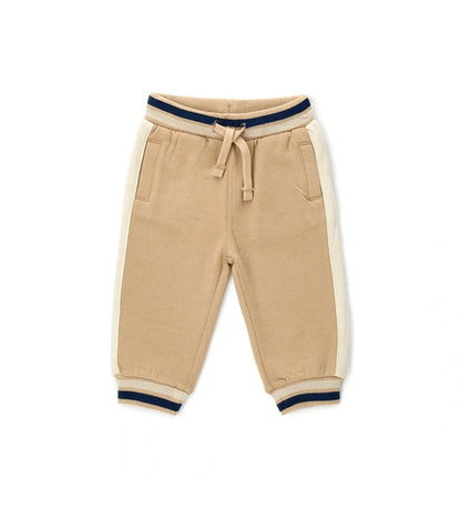 Παιδικό παντελόνι φόρμας από ζεστό βαμβάκι με ρυθμιζόμενη μέση και κορδόνι για άνετη εφαρμογή. Διαθέτει ριμπ τελειώματα από νήμα βαφής και τύπωμα στο πίσω μέρος για μια μοντέρνα και στιλάτη πινελιά. Ιδανικό για casual και άνετες καθημερινές εμφανίσεις.